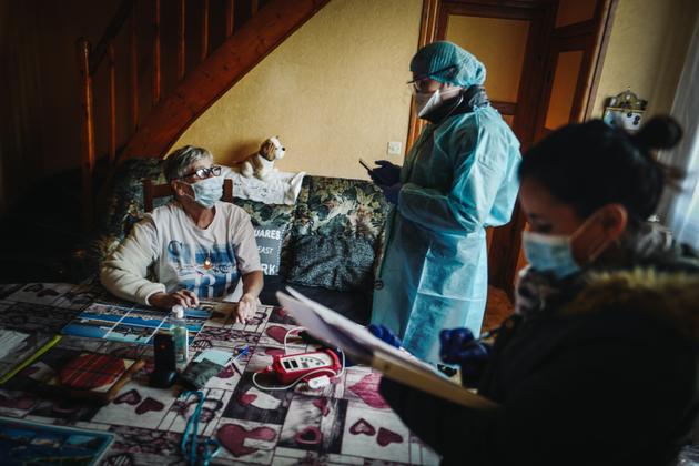 L’infirmière et l’aide-soignante vérifient l'état de santé de Francoise Tourbin, placée en oxygénothérapie à domicile.