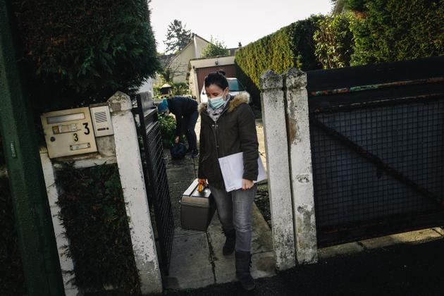 Natalia Pereira Da Silva et Cécile Hubert quittent le domicile de Francoise Tourbin, placée en oxygénothérapie à domicile à Argenteuil, le 20 novembre.