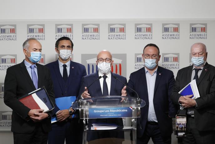 Remise du rapport de la commission d’enquête parlementaire de l’Assemblée nationale sur la gestion de la crise sanitaire, à Paris, le 2 décembre.