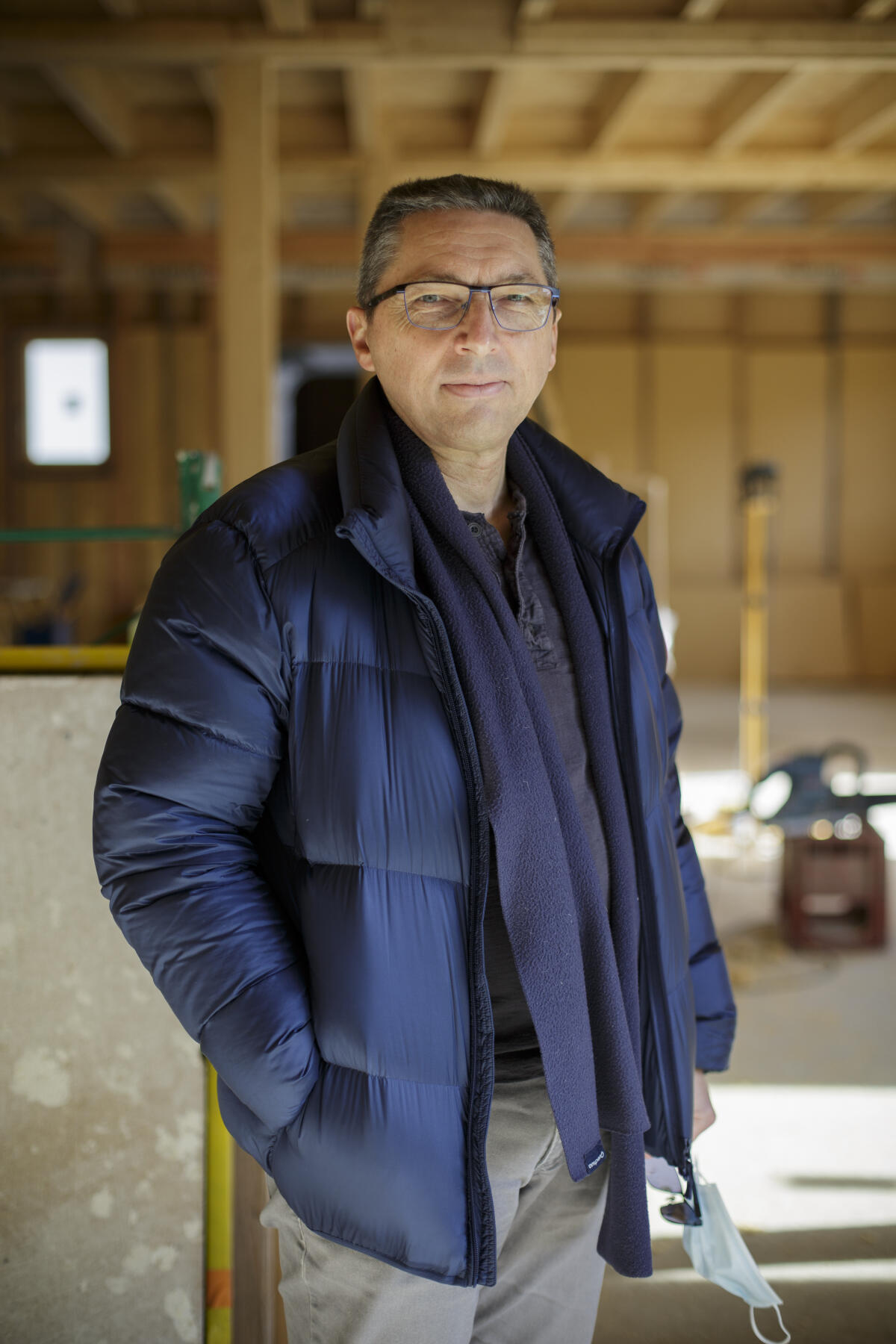 Eric Tortereau, co-président de l’association Les Castors Rhône-Alpes, qui aide les auto-constructeurs, à Lagnieu (Ain), le 17 novembre.