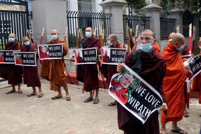 Des moines bouddhistes nationalistes protestent contre l’arrestation de leur leader, Ashin Wirathu, à Yangon, en Birmanie, en novembre.