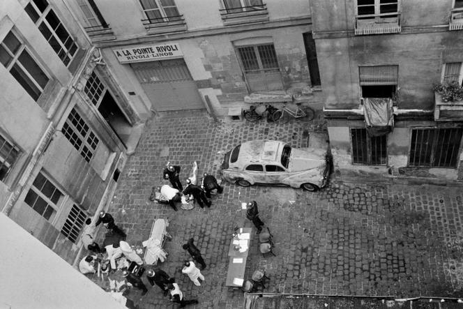 Des pompiers et un sauveteur dans la rue des Rosiers après l’attentat ayant visé le restaurant de charcuterie Jo Goldenberg, à Paris, le 9 août 1982.