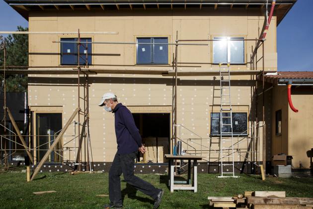 Claude, un voisin de Mathilde et Julien, vient les aider sur leur chantier près d’Ambérieux, dans l’Ain.