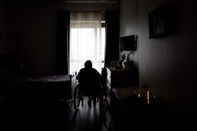 Une résidente dans sa chambre de l’Ehpad Vilanova Care Home à Corbas, dans la métropole de Lyon (Rhône-Alpes), le 1er octobre.