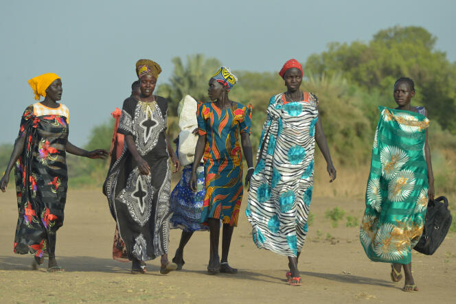 Des femmes se rendent au marché de la ville d’Udier, au Soudan du Sud, en mars 2019.