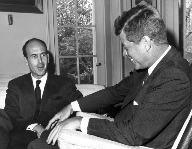 Valéry Giscard d’Estaing, alors ministre des finances, lors d’une rencontre avec le président américain John Fitzgerald Kennedy, à Washington, le 20 juillet 1962.