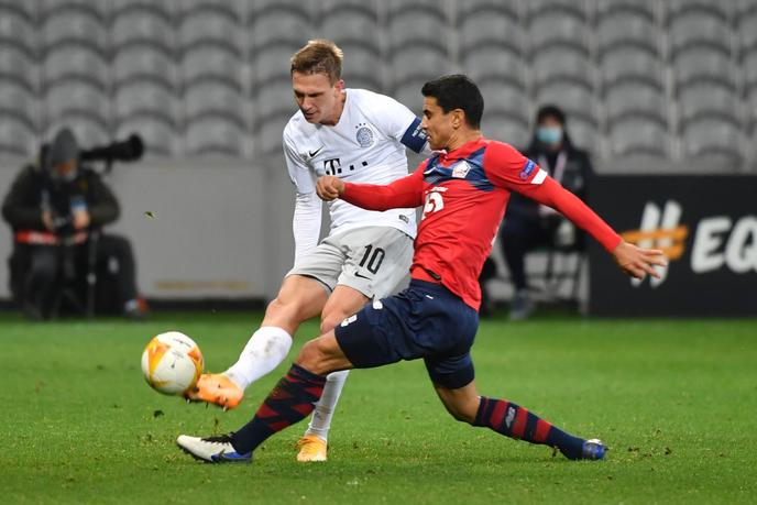 Le milieu de terrain lillois Benjamin André (à droite) avec le milieu de terrain de Prague, Borek Dockal, lors du match du groupe H de l’UEFA Europa League entre le LOSC de Lille et le Sparta Prague, au stade Pierre-Mauroy, à Villeneuve-d’Ascq (Nord), le 3 décembre 2020.