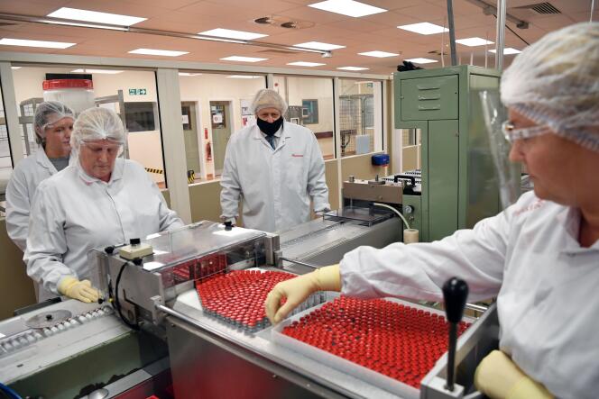 Boris Johnson en visite dans une usine pharmaceutique fabriquant des vaccins contre le Covid-19, à Wrexham (Pays de Galles), le 30 novembre.