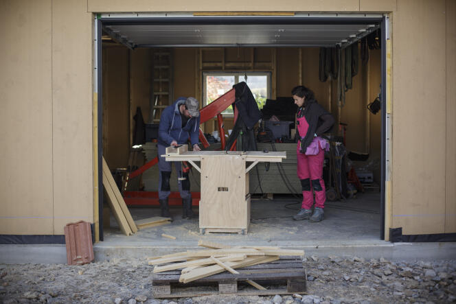Mathilde et Julien auto-construisent leur maison passive à ossature bois près d’Ambérieux, dans l’Ain. Ils sont accompagnés dans ce projet par l’association Les Castors.