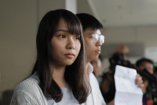 Joshua Wong, à droite, et Agnes Chow s’adressent aux médias devant un tribunal de district de Hongkong, le 30 août 2019.