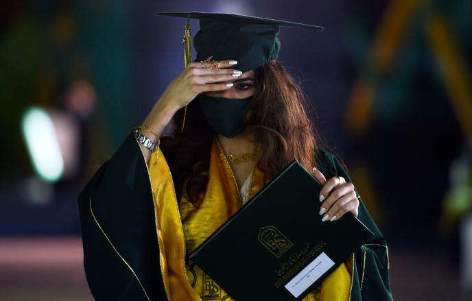 Une étudiante de la Bahrain Bayan School, une école mixte et bilingue arabe-anglais, recevant son diplôme, le 10 juin 2020. à Manama.