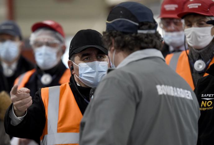 Xavier Bertrand, président des Hauts-de-France, visitant l'usine Bombardier de Crespin le 4 décembre 2020.