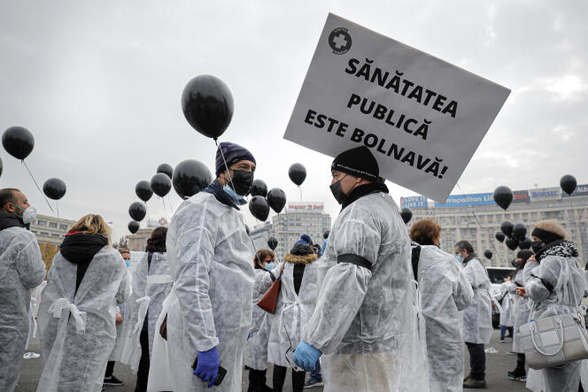 Manifestation du personnel soignant après qu’un incendie a fait 10 victimes dans un hôpital, à Bucarest, le 17 novembre.