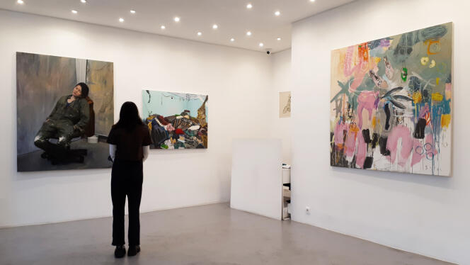 Vue de l’exposition « A voir absolument », à la H Gallery, qui rassemble notamment les œuvres de Dhewadi Hadjab, Noa Charuvi et Gopal Dagnogo. Paris, le 2 décembre 2020.