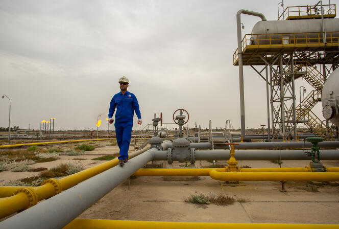 Sur le champ pétrolifère de Nahr Bin Umar, en Irak, le 21 avril.