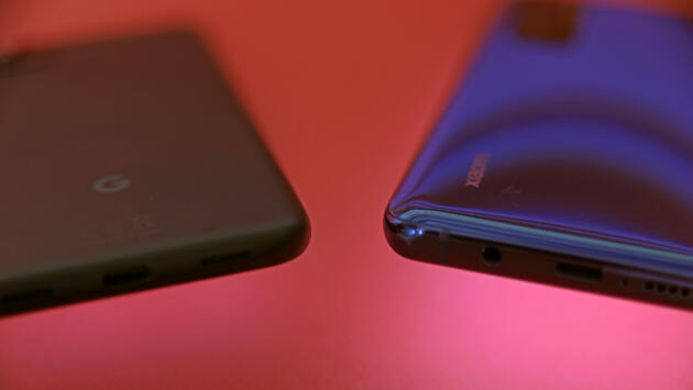 La finition « tout plastique » du Pixel fait pâle figure comparée à celle du Xiaomi.