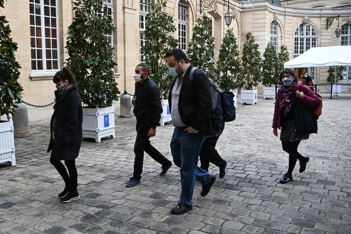 Des membres de l’association Les 150 avant une réunion à Matignon à Paris, le 30 septembre.