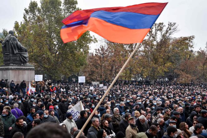 Un homme brandit le drapeau du Haut-Karabakh durant la manifestation d’opposition au premier ministre Nikol Pachinian, samedi 5 décembre, à Erevan, en Arménie.