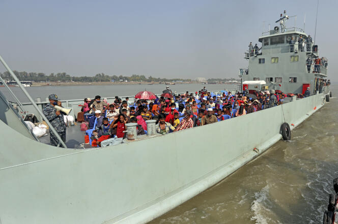 Des réfugiés rohingya sont transportés sur un navire de la marine bangladaise vers l’île de Bhashan Char, dans le golfe du Bengale, vendredi 4 décembre.