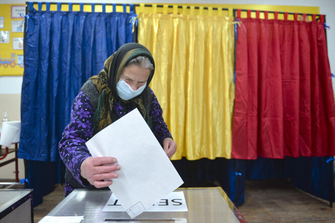 Une femme vote à Sabareni, en Roumanie, le 6 décembre.