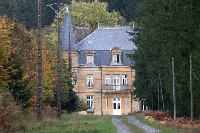 Le château du Sautou, qui appartenait à Michel Fourniret, près de Ville-sur-Lumes (Ardennes), le 27 octobre.