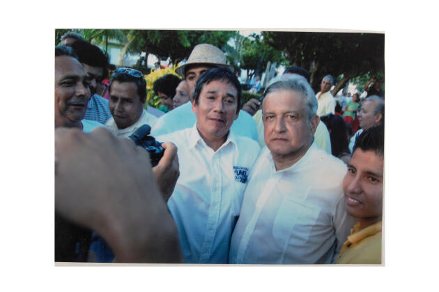 Photographie de Moises et de l’actuel président du Mexique, Andrés Manuel López Obrador, lors d’une visite au port de Veracruz avant sa campagne présidentielle.
