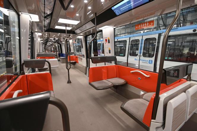 L’intérieur d’un train amené à circuler sur la ligne 14 entre les stations Gare-Saint-Lazare et Mairie-de-Saint-Ouen, le 4 décembre 2020.