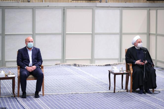 Le président Hassan Rohani (à droite) et le président du parlement Mohammad Bagher Ghalibaf lors d’une rencontre avec le guide suprême Khamenei sur la crise économique, le 24 novembre, à Téhéran. Photo diffusée par l’administration du guide suprême.