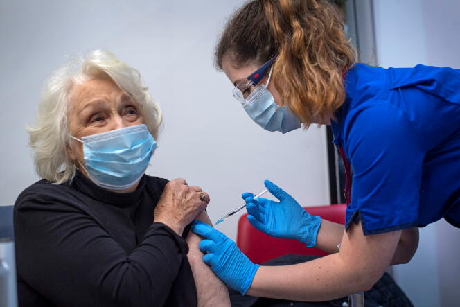 Une patiente britannique vaccinée contre le Covid-19, le 8 décembre à Londres.
