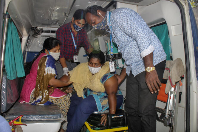 Une patiente atteinte par la maladie est prise en charge par une ambulance de l’hôpital d’Eluru, dans l’Etat d’Andhra Pradesh, mardi 8 décembre 2020.