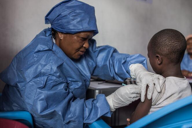 Injection d’un vaccin contre Ebola à Goma, dans l’est de la RDC, en novembre 2019.