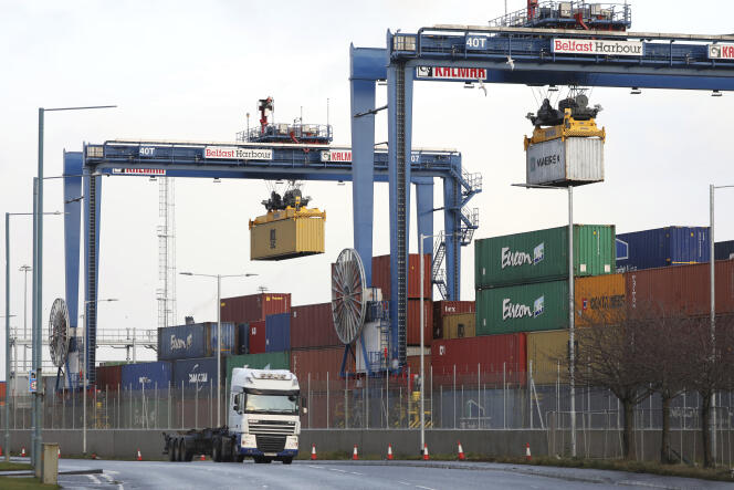 Des conteneurs arrivent au port de Belfast, en Irlande du Nord, le 8 décembre.
