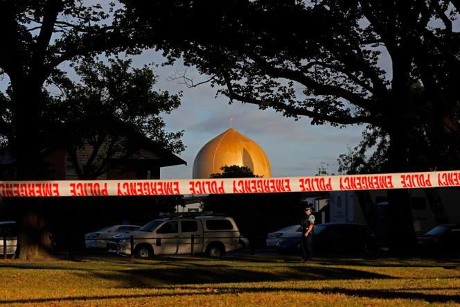 Devant la mosquée Masjid Al-Noor à Christchurch, en Nouvelle-Zélande, où l’une des deux fusillades de masse a eu lieu, le 17 mars 2019.
