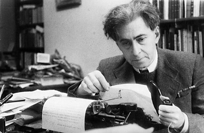 Ilya Ehrenbourg (1891-1967), écrivain et journaliste soviétique, a orchestré, avec Vassili Grossman, le recueil de témoignages sur l’extermination des juifs d’Union soviétique par les Allemands qui constituent le « Livre noir ».