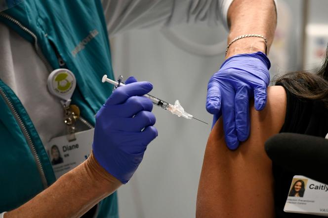 Simulation de vaccination à l’hôpital de Vail, dans le Colorado, Etats-Unis, le 8 décembre.