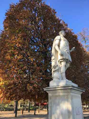 Cette statue adossée à un rideau d’arbres de l’allée de Diane est un original XVIIe en marbre d’Ambrogio Parisi, sculpté d’après l’antique et récemment restauré.