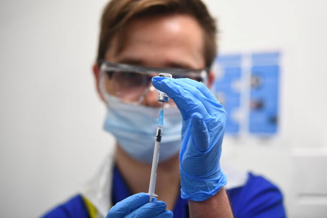 Une infirmière prépare une dose du vaccin Pfizer/BioNTech à Londres le 8 décembre.