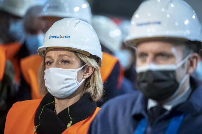 Barbara Pompili et Emmanuel Macron visitant l'usine Framatome au Creusot (Saône-et-Loire), le 8 décembre 2020.