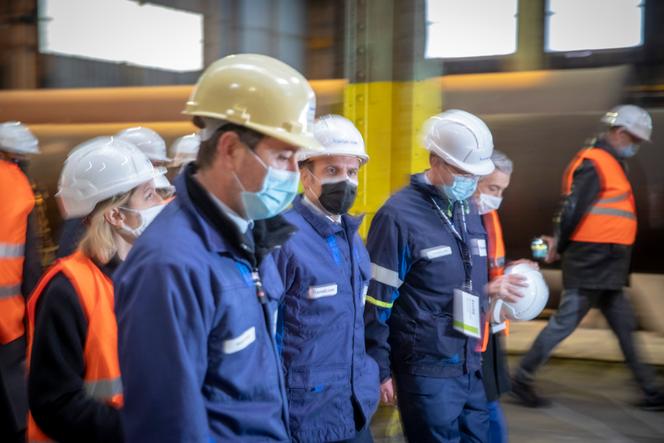 Emmanuel Macron, lors de sa visite à l’usine Framatome du Creusot (Saône-et-Loire), en décembre 2020.