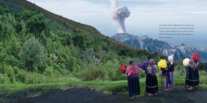 Visuel du livre « Les chemins du sacré », montrant quatre femmes chamanes réalisant un rituel devant un volcan en activité.