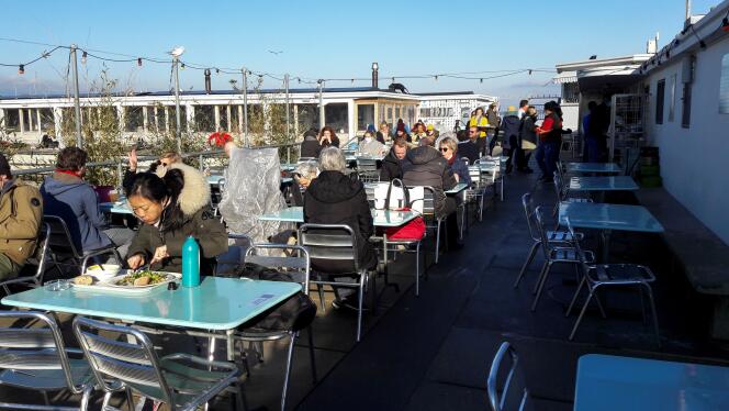 Des personnes déjeunent en terrasse aux Bains des Pâquis, à Genève, le 10 décembre.