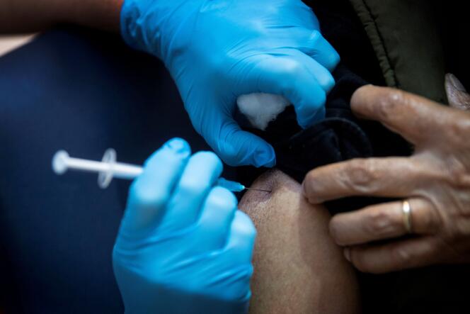 Le Royaume-Uni est le premier pays à donner son feu vert au vaccin Pfizer-BioNTech et le premier à lancer une campagne de vaccination.