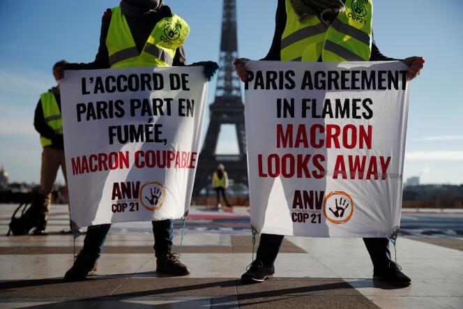 Des militants écologistes à Paris, le 10 décembre, cinquième anniversaire de la signature de l’accord sur le climat.