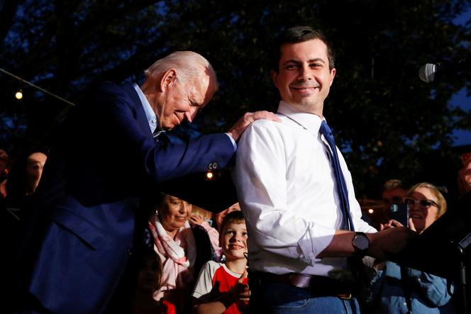 L'ancien candidat démocrate à la présidentielle Pete Buttigieg et le président élu Joe Biden à Dallas, au Texas, le 2 mars.