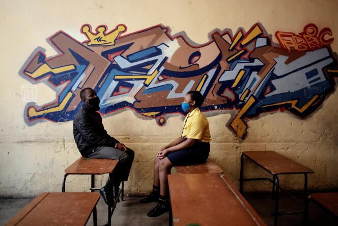Deux élèves discutent dans une salle de cours vide, à Johannesburg, le 25 novembre 2020.