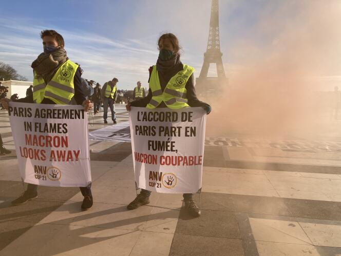 Sur l’esplanade du Trocadéro, à Paris, jeudi 10 décembre, des militants d'ANV-COP21 dénoncent le non respect par la France de l’accord de Paris sur le climat de décembre 2015.