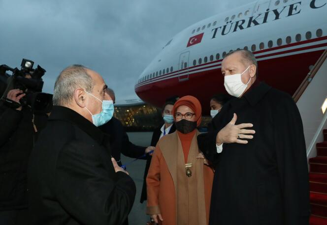 Le président turc Recep Tayyip Erdogan et son épouse Emine sont accueillis à leur arrivée à Bakou, le 9 décembre.