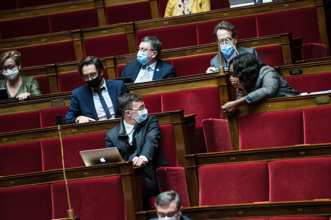 Les députés LRM Sacha Houlié et Laetitia Avia à l’Assemblée nationale à Paris, le 9 décembre.