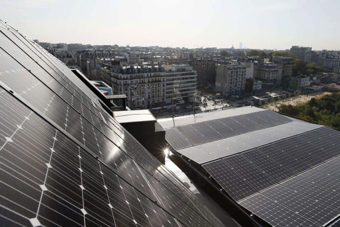 Des panneaux solaires photovoltaïques à Clichy-Batignolles, dans le nord-ouest de Paris, le 22 octobre 2012.