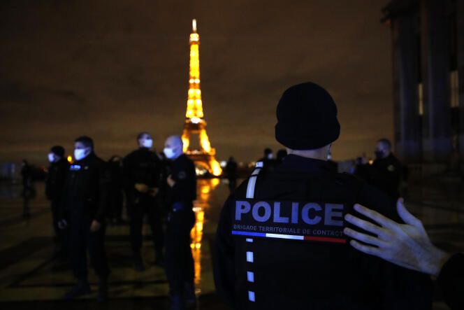 A Paris, les policiers se sont réunis pour manifester dans la soirée au Trocadéro, vendredi 11 décembre.